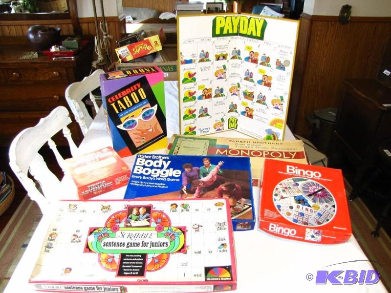lot 32 image: Lot of vintage & newer games & puzzle...