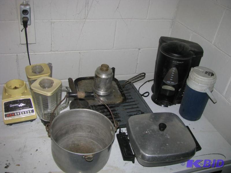 lot 387 image: vintage kitchen items blender, coffee maker,2...