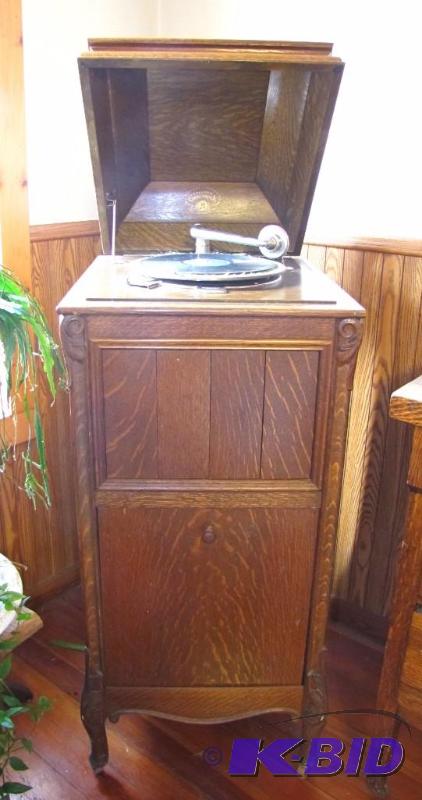 lot 4 image: Antique Columbia Grafonola Victrola with reco...