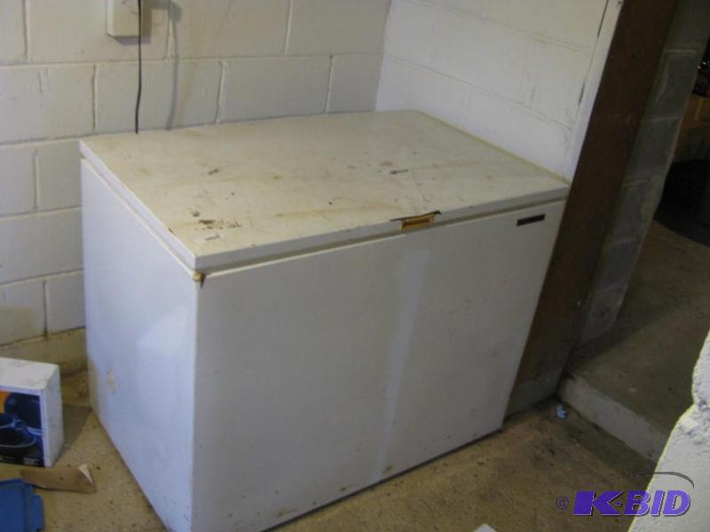 lot 400 image: large freezer Frigidaire &quot15 cu. Ft.&quo...