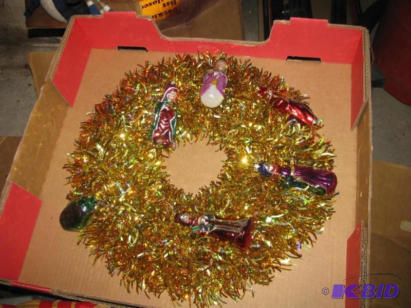 lot 406 image: gold shiny wreath with ornaments couple are b...