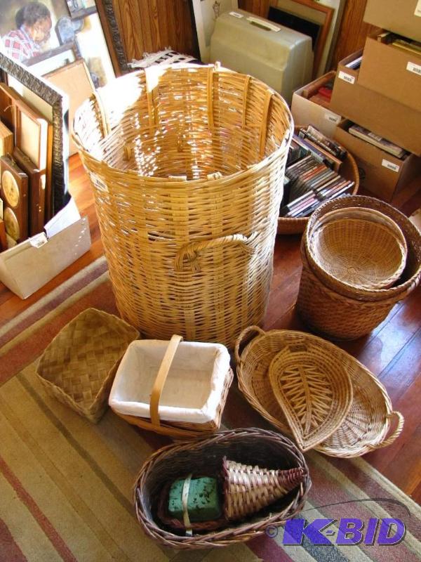 lot 435 image: large lot of various baskets...