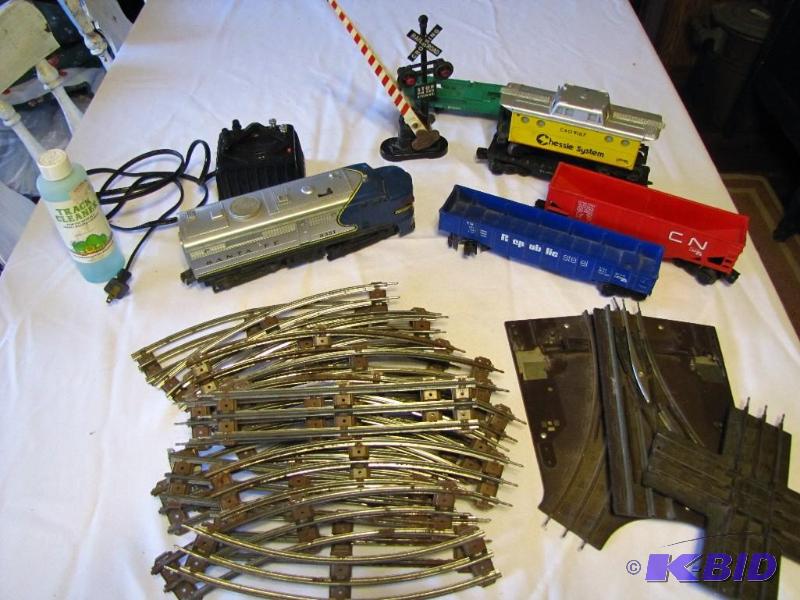lot 442 image: Lot of electric train, tracks & more....