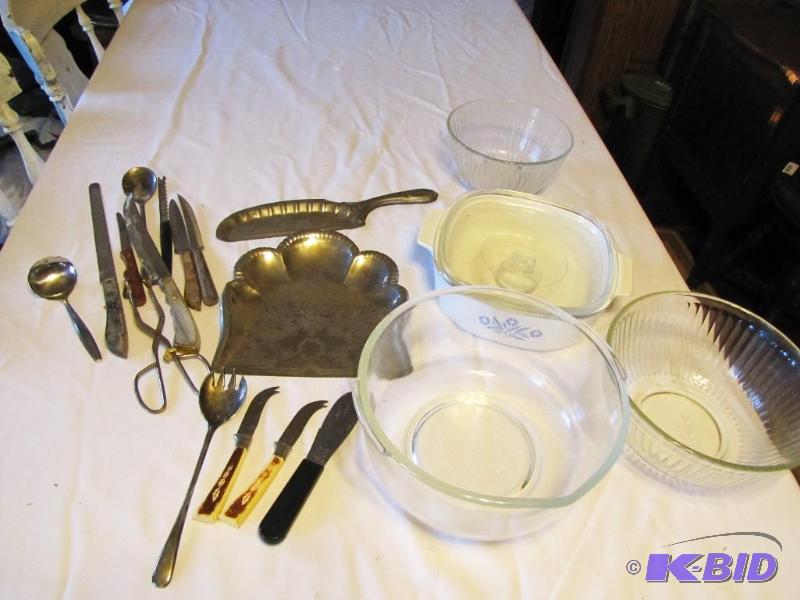 lot 454 image: Glass bowls, vintage kitchen items...