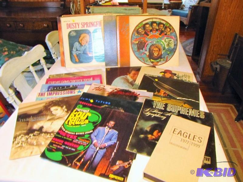 lot 456 image: large collection of vintage records & box...