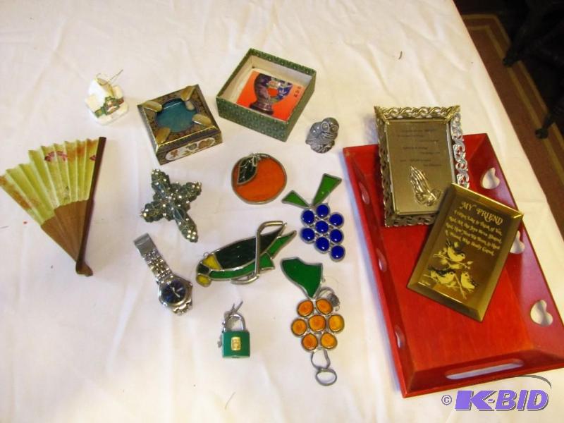 lot 459 image: collectible items. Stained glass, vintage ash...