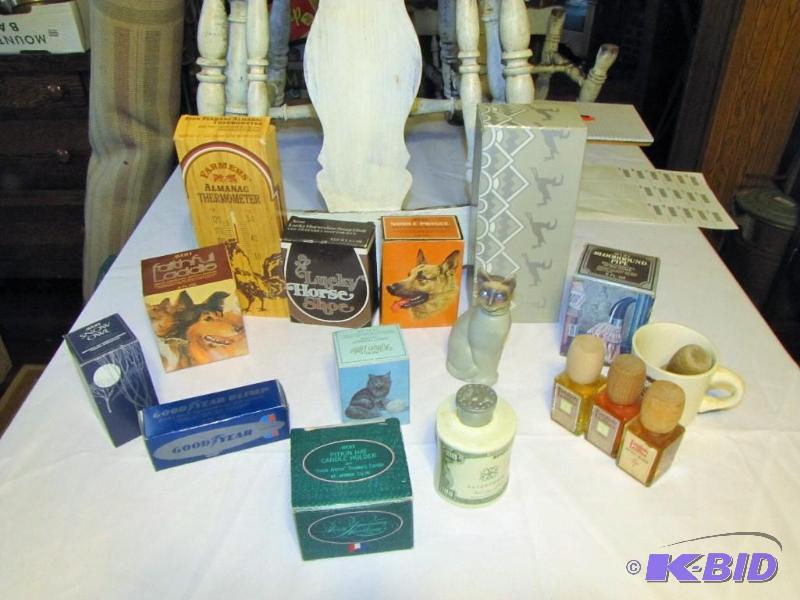 lot 465 image: Vintage Avon collectables & bottles of En...