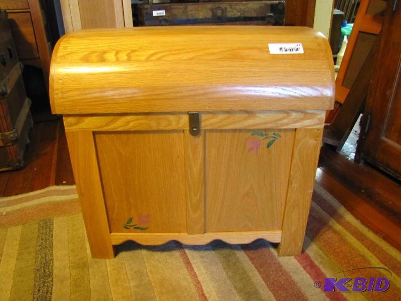 lot 47 image: Amish made storage trunk. Very good condition...