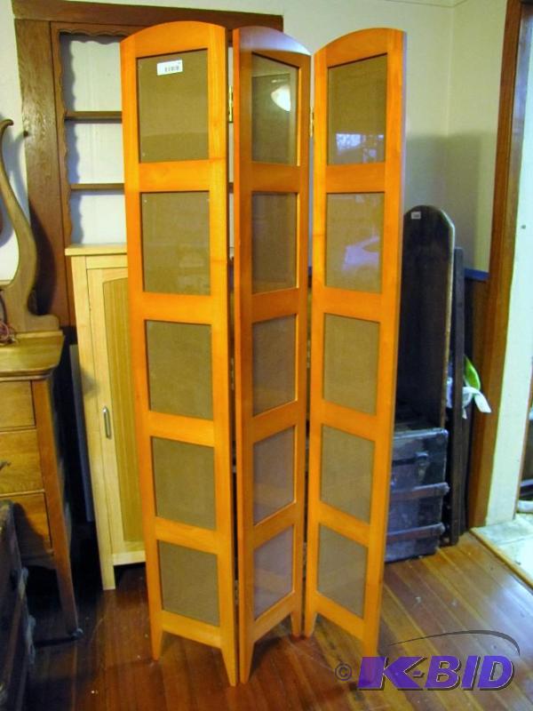 lot 48 image: Picture Frame Stand, holds 15 8x10s. Very go...