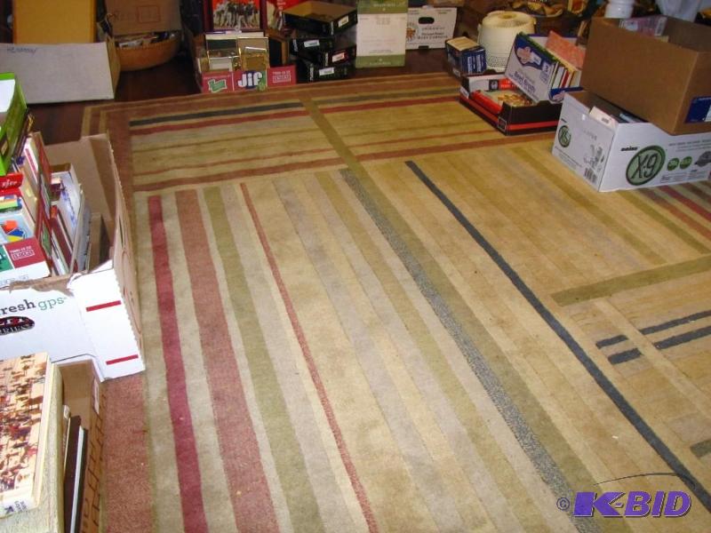 lot 480 image: Large Area Rug. Good condition 88" x 63&...