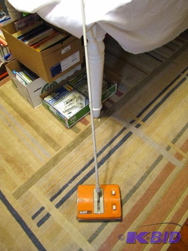 lot 482 image: vintage Hokey floor sweeper. Works...