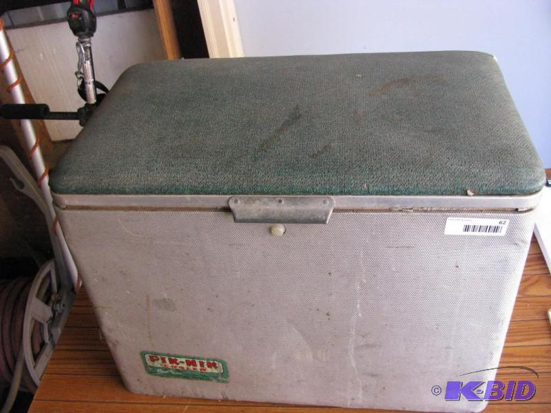 lot 62 image: Vintage Pik-Nik Cooler, Aluminum with green v...