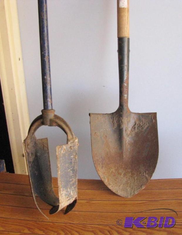 lot 67 image: Vintage Post Hole Digger, Shovel with shorter...