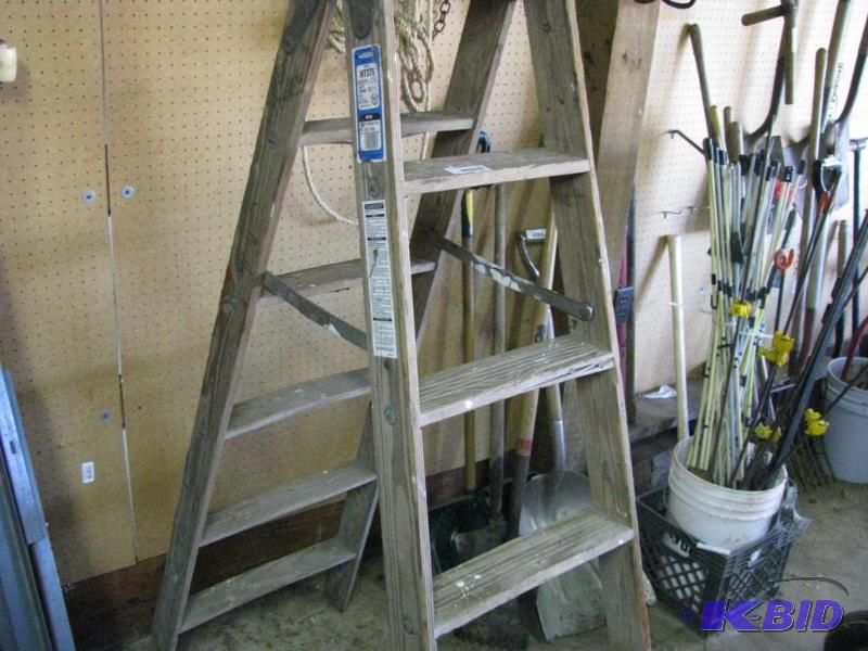 lot 82 image: 6 Wood ladder, good condition...