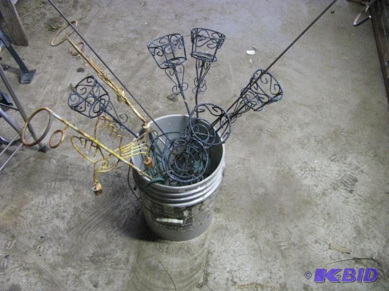 lot 86 image: Metal Garden Art Items., 2 hummingbirds, 2 su...