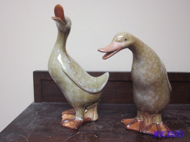 lot 119 image: Pair of 10 inch decorative ceramic geese.&nbs...