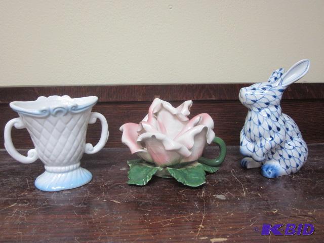 lot 126 image: Lot of (3) ceramic pieces, including Italian ...
