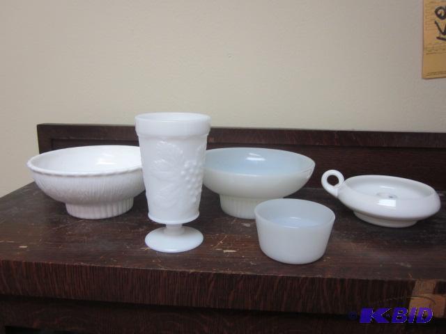 lot 138 image: Lot of milk glass....
