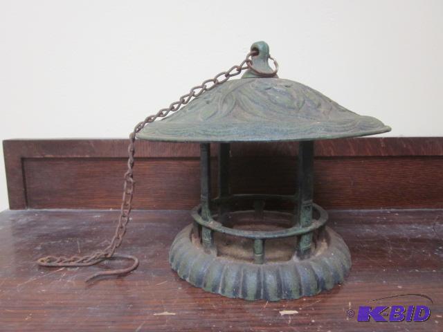 lot 16 image: Vintage cast iron decorative bird feeder.&nbs...