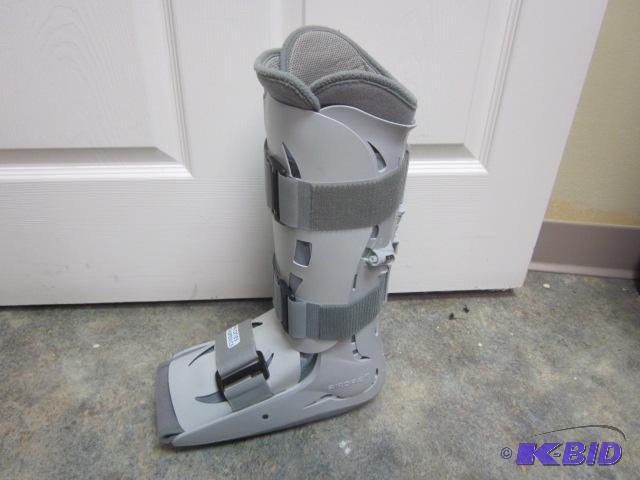 lot 17 image: Aircast with pump. ...