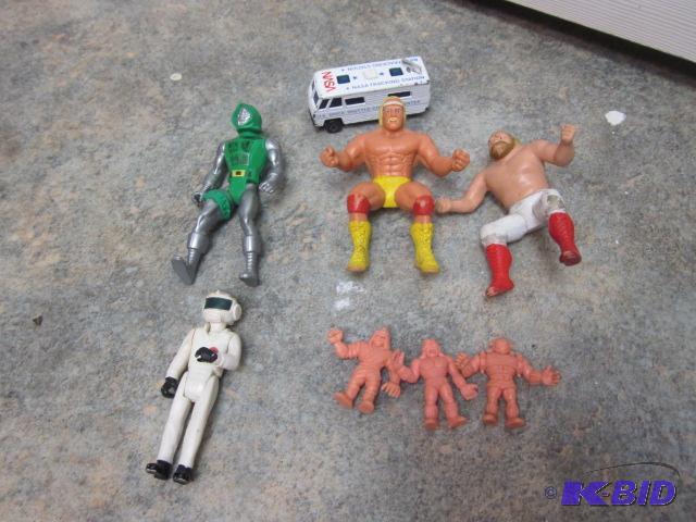lot 27 image: Lot of 1980s toys, including HeMan, The Hul...
