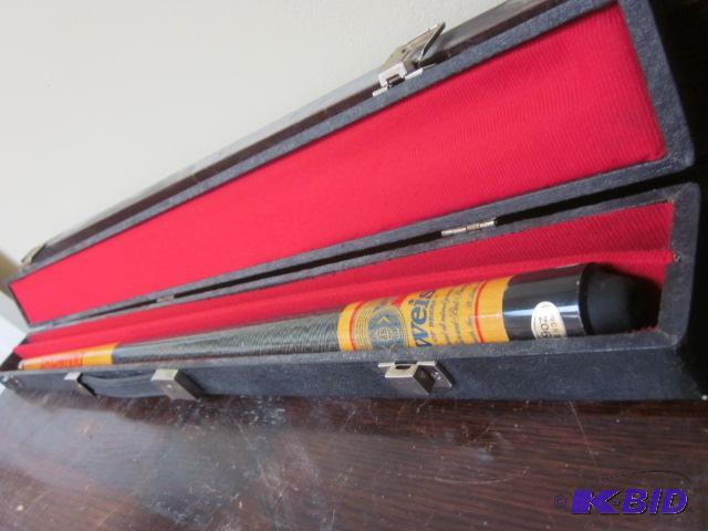 lot 30 image: Vintage Budweiser 19 oz. pool stick in case.&...