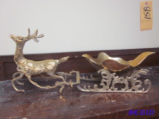 lot 51 image: Large brass center piece....