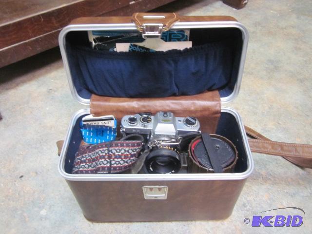 lot 67 image: Vintage Yashica 35mm camera with accessories ...
