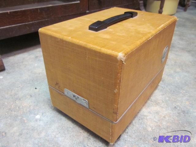 lot 71 image: Revere 555 slide projector in case with power...