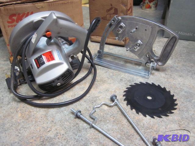 lot 83 image: Sears Skilsaw with blades and accessories....