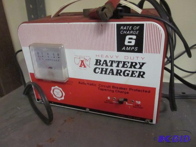 lot 86 image: Heavy Duty 12 volt battery charger....