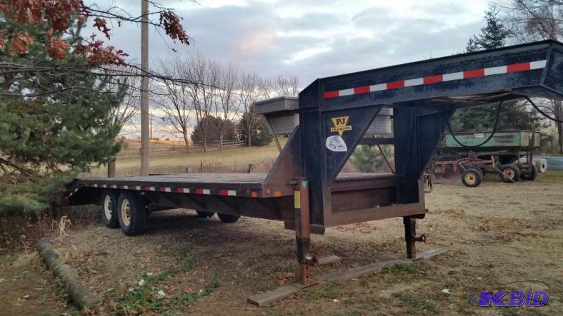 lot 1 image: 2001 PJ gooseneck trailer. 25 trailer with t...