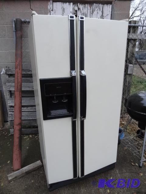 lot 17 image: Kenmore model 106.9550580. Side by side fridg...