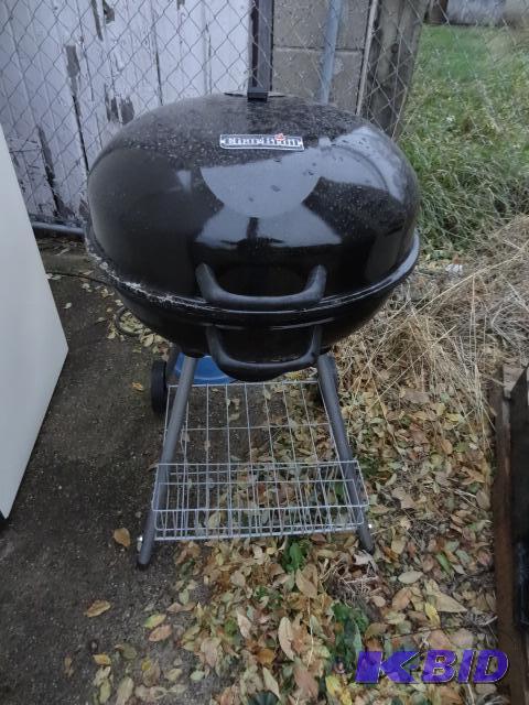 lot 18 image: Charbroil charcoal grill. Brand new...