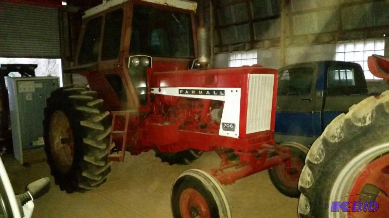 lot 2 image: Farmall 706 gas tractor. Model 70F. Wide fron...