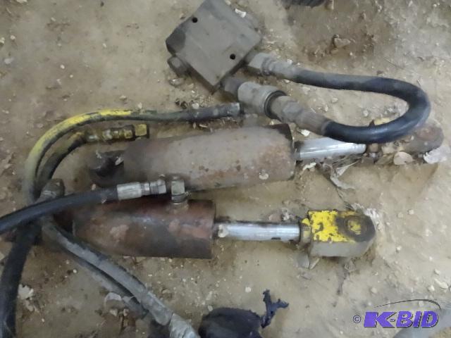 lot 29 image: 2 hydraulic cylinders. 1" rod. Approx 6&...