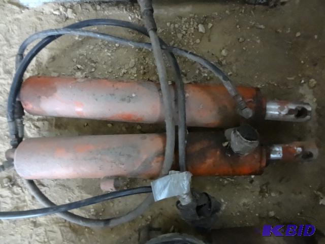 lot 30 image: Single stage hydraulic cylinders. Qty 2. 2&qu...