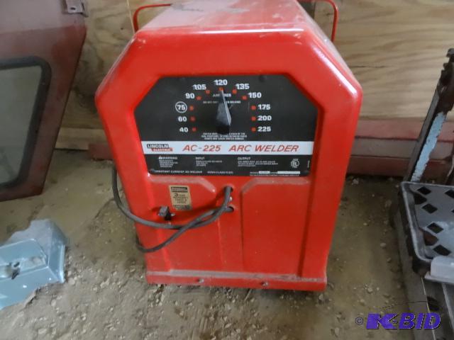 lot 32 image: Lincoln arc welder. AC-225 Amp. 220 volt powe...
