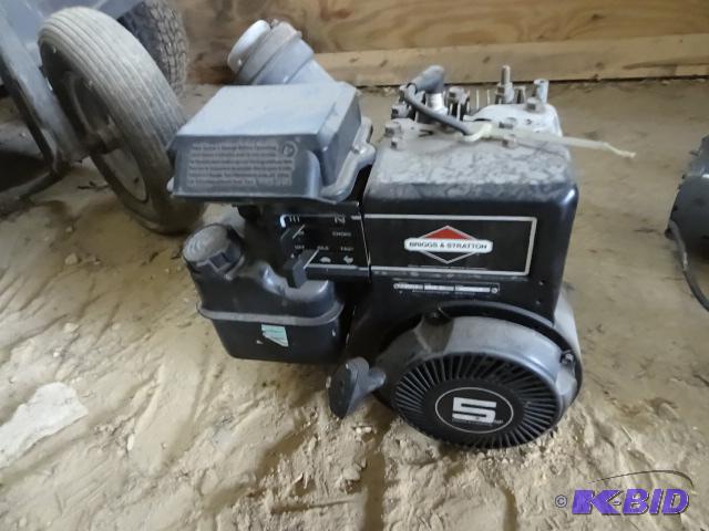 lot 35 image: Briggs 5 HP gas motor. Ran when pulled from s...