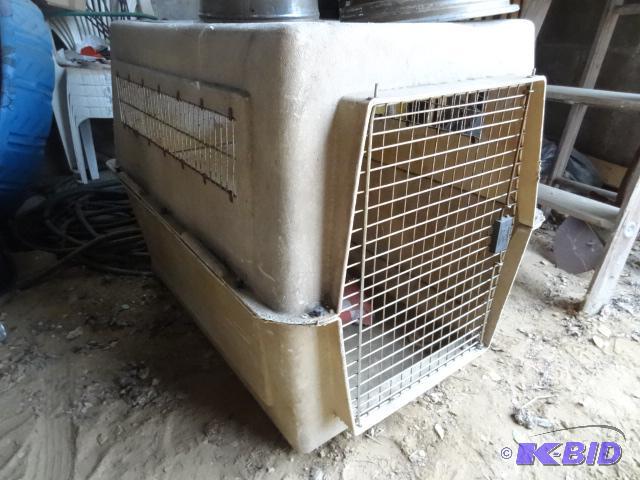 lot 39 image: Large dog kennel....