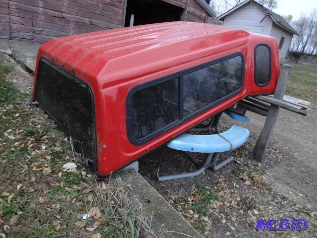 lot 40 image: Topper off a Ranger or S-10 flare side pickup...