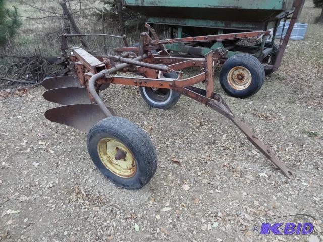 lot 5 image: International 70 3 bottom plow. Hydraulic rai...