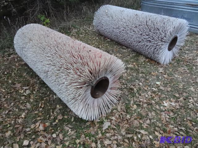 lot 7 image: Cattle brushes. 72 x 28 and 68 x 28...