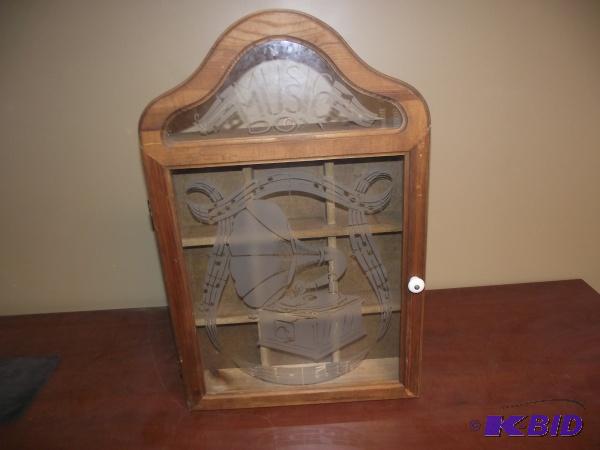 lot 18 image: Music Box Small Display Case  ...