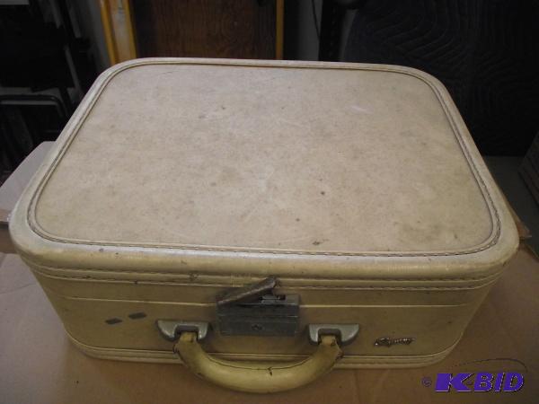 lot 194 image: Vintage Suit Case With Assortment Of Magnets...