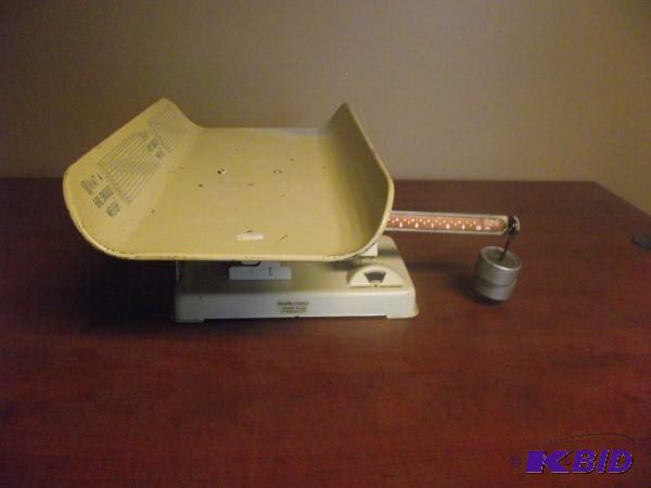 lot 21 image: Collectible Vintage Baby Scale...