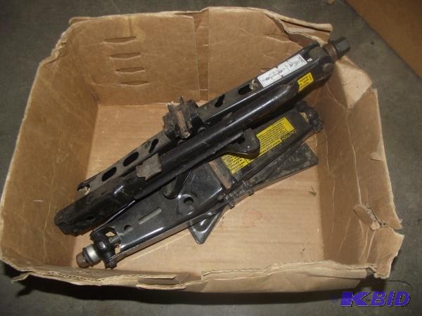 lot 39 image: (2) Auto Jacks...