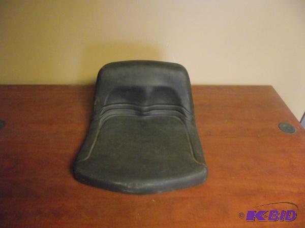 lot 60 image: Lawn Tractor Seat...