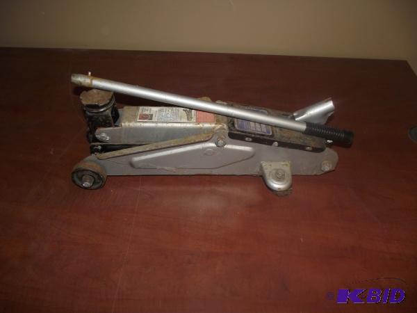 lot 71 image: 4000 lb Floor Jack...