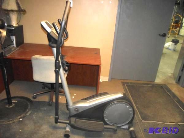lot 82 image: Golds Gym Elliptical Machine   Digital reado...